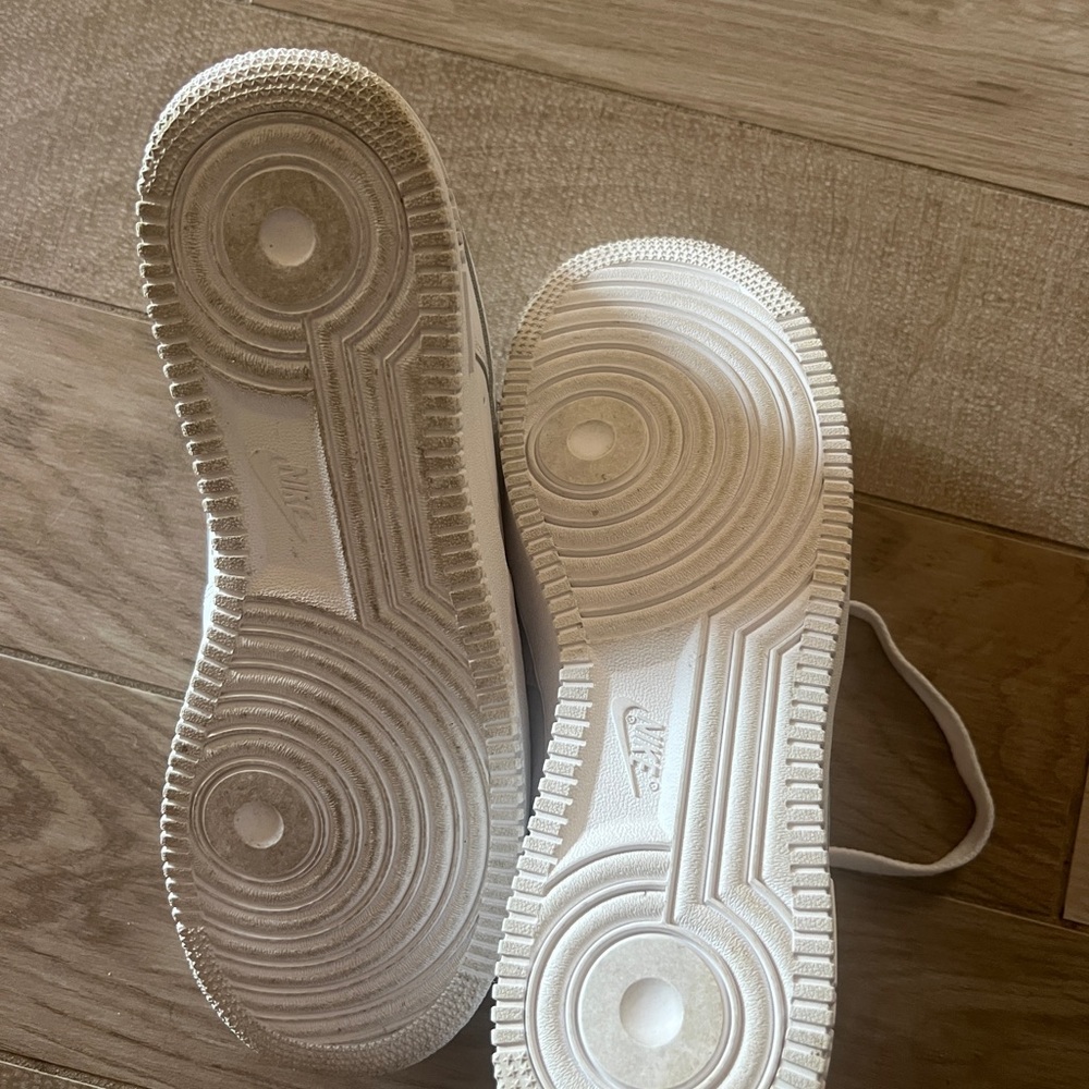 Men's White Nike Air Force 1 Sneakers - Picture 3 of 4